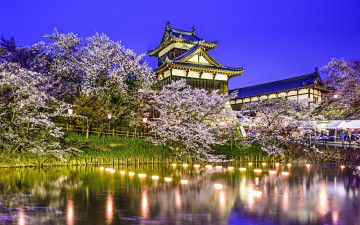 обоя koriyama castle - yamatokoriyama,  japan, города, замки Японии, Яматокорияма, замок, корияма, japan, yamatokoriyama, парк, koriyama, castle, весна, водоём, пруд, Япония, огни, отражение, сакура, деревья