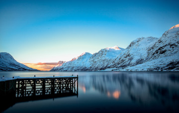 Картинка природа реки озера снег пристань горы пирс зима озеро