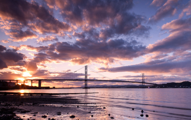 Обои картинки фото forth road bridge in scotland, города, - мосты, река, берега, облака, камни, рассвет, мост