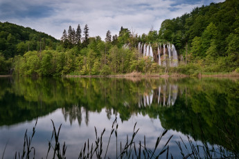 Картинка природа водопады небо облака озеро лес отражение пейзаж поток трава деревья