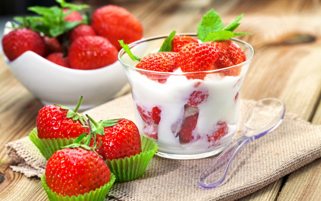 Обои картинки фото еда, мороженое,  десерты, йогурт, ягоды, клубника, berries, strawberry