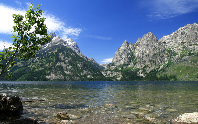 Обои картинки фото природа, реки, озера, горы, wyoming, камни, озеро, небо, солнечно, grand, teton, сша