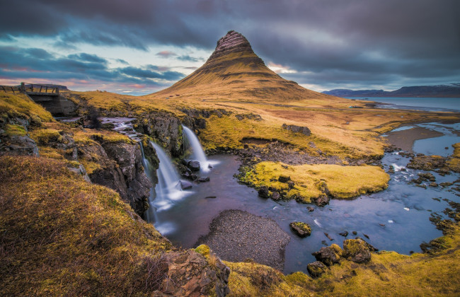 Обои картинки фото природа, водопады, тучи, мост, небо, исландия, kirkjufell, река, море, водопад, гора