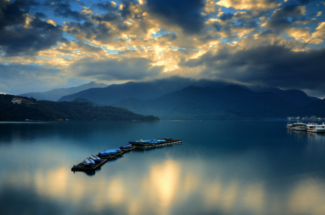 Обои картинки фото залив, природа, реки, озера, горы, рассвет, лодки, облака, паром