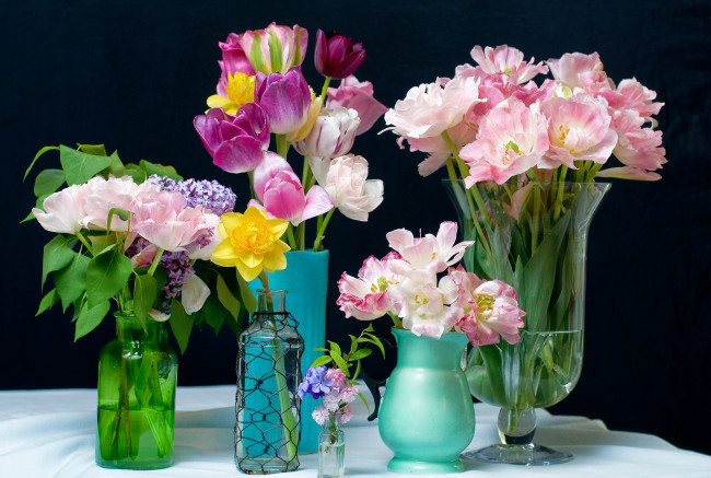 Обои картинки фото цветы, букеты,  композиции, сирень, нарцисс, тюльпаны, вазы