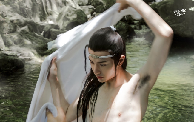 Обои картинки фото мужчины, wang yi bo, актер, полотенце, съемки, источник