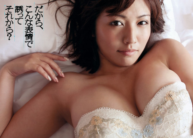 Обои картинки фото девушки, sayaka isoyama, шатенка, белье, постель