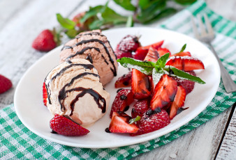 Картинка еда мороженое +десерты ягоды доски полотенце клубника тарелка вилка мята дольки боке подача шоколадный сироп