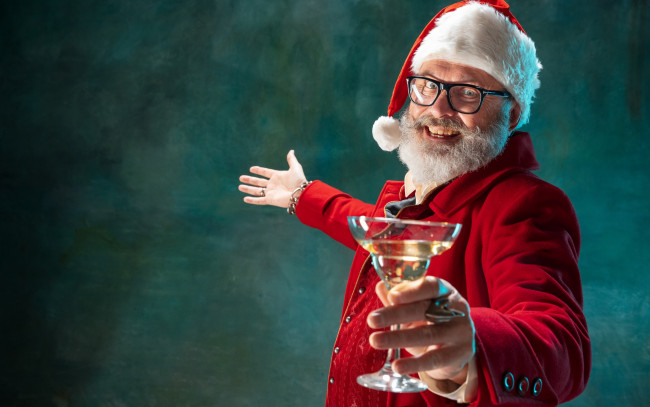 Обои картинки фото праздничные, дед мороз,  санта клаус, санта, улыбка, бокал, вино