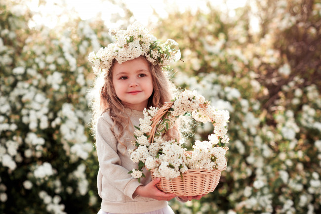 Обои картинки фото разное, дети, девочка, корзина, цветы