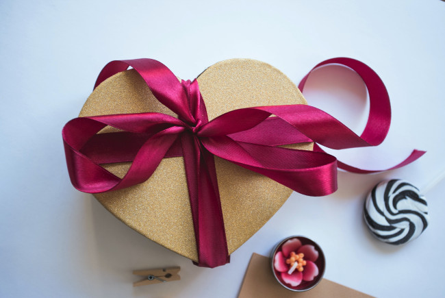 Обои картинки фото праздничные, подарки и коробочки, подарок, сердечко, лента, свеча, прищепка
