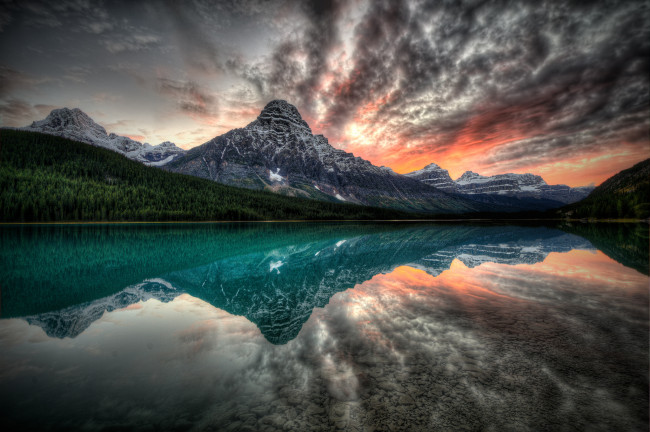 Обои картинки фото природа, реки, озера, отражение, канада, озеро, горы, закат