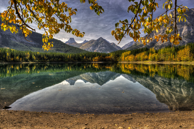 Обои картинки фото природа, реки, озера, канада, озеро, горы, отражение, ветки, листья, лес