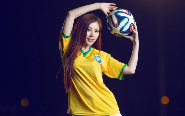 Обои картинки фото девушки, -unsort , азиатки, мяч, улыбка, фон
