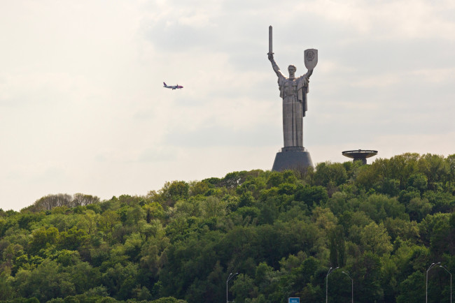Обои картинки фото города, киев , украина, самолет, родина-мать
