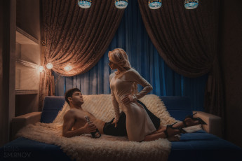 Картинка разное мужчина+женщина настроение ситуация блондинка шампанское бутылка комната светильник шторы парень девушка диван полумрак
