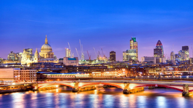 Обои картинки фото города, лондон , великобритания, краны, огни, здания, река, мост, вечер, город