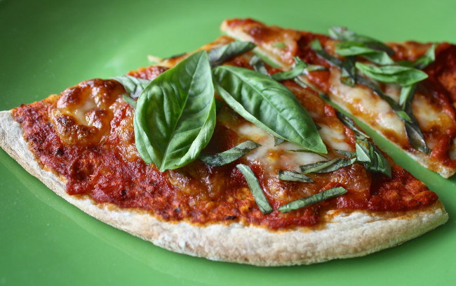 Обои картинки фото еда, пицца, базилик