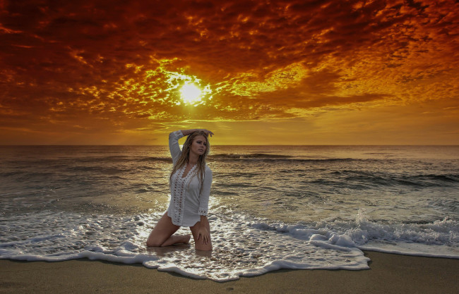 Обои картинки фото девушки, -unsort , блондинки, песок, море, побережье, закат