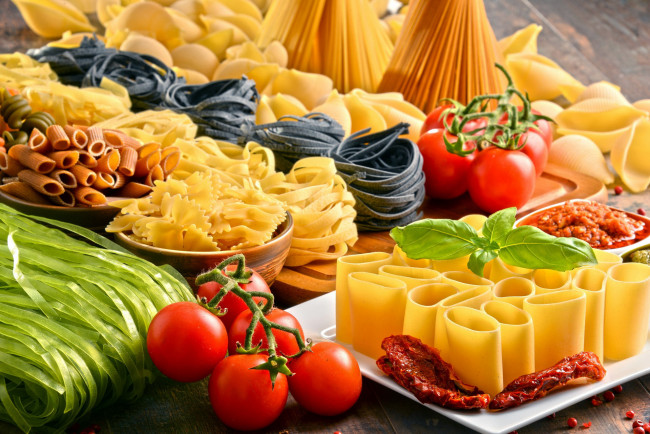 Обои картинки фото еда, макаронные блюда, ассорти, помидоры
