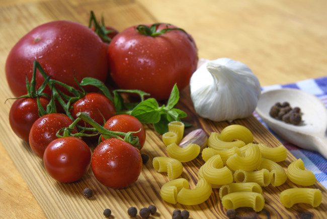 Обои картинки фото еда, овощи, помидор, базилик, чеснок, паста