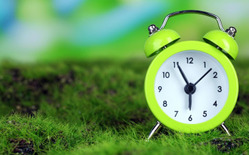 Картинка разное Часы +часовые+механизмы будильник часы трава лужайка