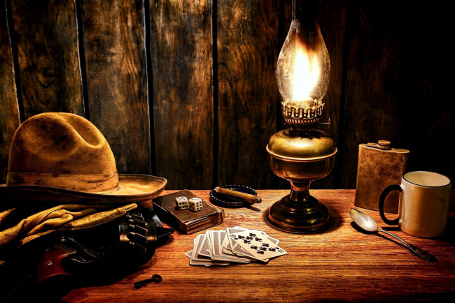 Обои картинки фото разное, настольные игры,  азартные игры, шляпа, патронташ, фляжка, кости, карты, лампа
