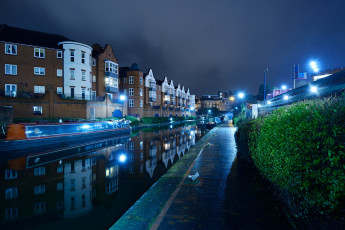 Картинка города -+огни+ночного+города канал кусты огни катера birmingham дома англия ночь вода отражение фонари река