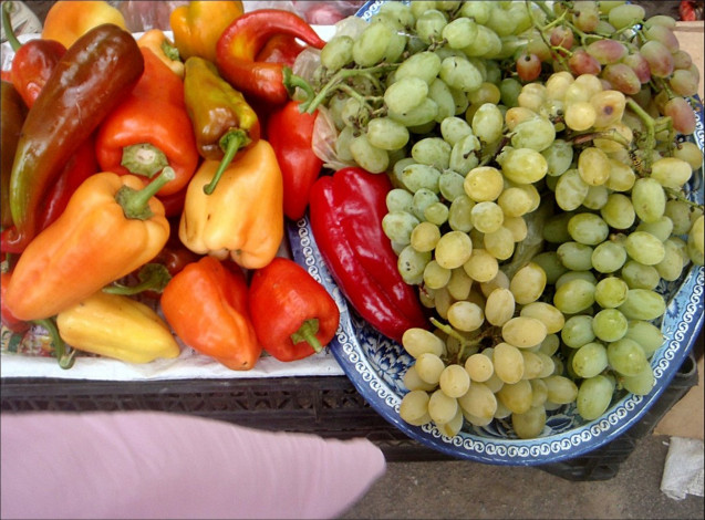 Обои картинки фото еда, фрукты,  ягоды, виноград, перец