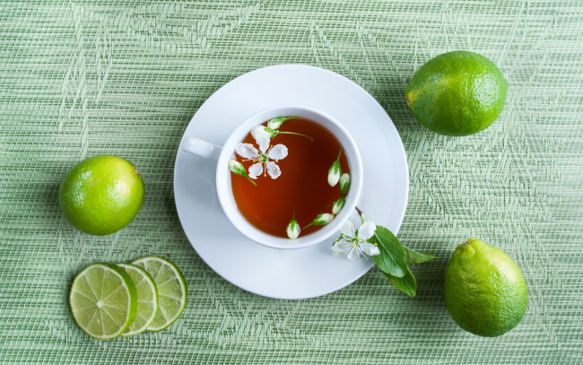 Обои картинки фото еда, напитки,  Чай, на, столе, с, зелеными, лаймами, Чашка, чая