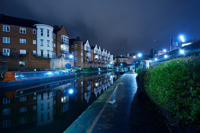 Обои картинки фото города, - огни ночного города, канал, кусты, огни, катера, birmingham, дома, англия, ночь, вода, отражение, фонари, река