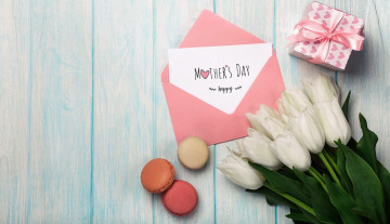 Картинка праздничные день+матери надпись макаруны подарок герберы тюльпаны