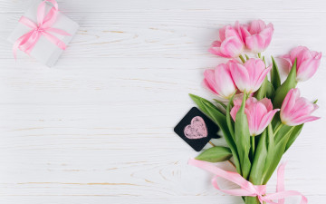 Картинка праздничные подарки+и+коробочки тюльпаны подарок сердечко