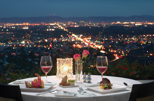 Обои картинки фото еда, сервировка, вечер, огни, панорама, свеча, закуска, приборы, розы