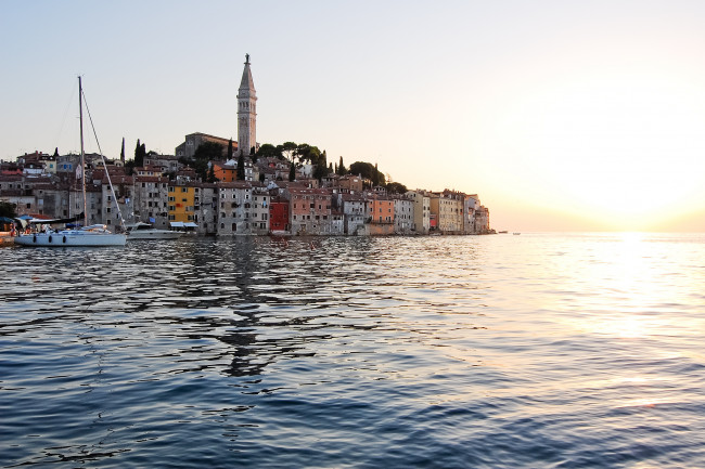 Обои картинки фото rovinj, croatia, города, пейзажи, adriatic, sea, ровинь, хорватия, адриатическое, море, яхта, здания
