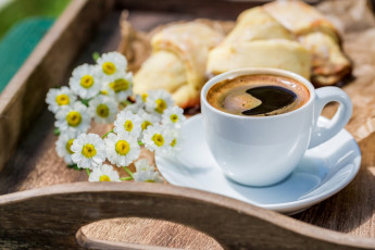 Картинка еда кофе +кофейные+зёрна цветы поднос сдоба ромашки