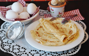 Картинка еда блины +оладьи тарелки пудра сахар ситечко яйца масленица салфетка выпечка