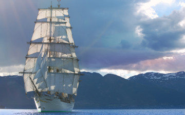 Картинка корабли парусники облака горы водоем