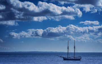 Картинка корабли парусники облака водоем