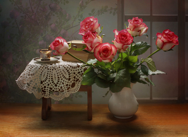 Обои картинки фото цветы, розы, ваза, блюдце, чашка, табурет, книги