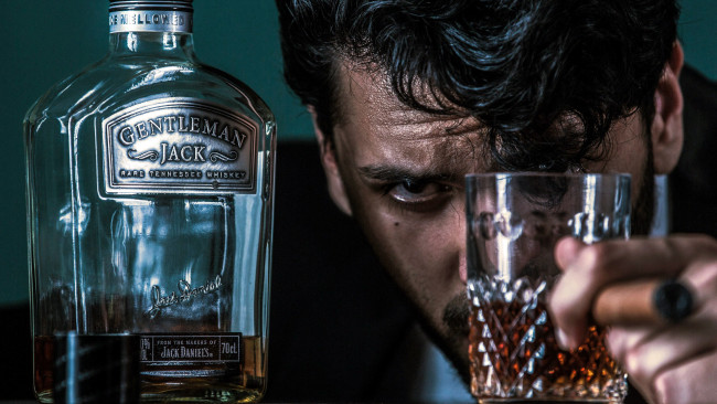 Обои картинки фото бренды, jack daniel`s, бокал, бутылка, мужчина, виски