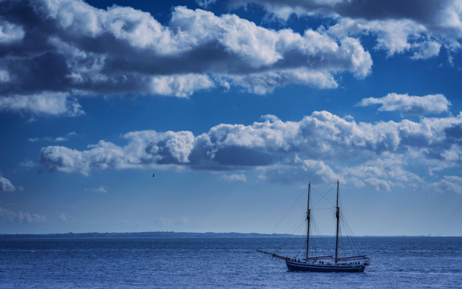Обои картинки фото корабли, парусники, облака, водоем