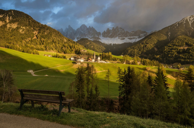 Обои картинки фото италия, природа, горы, скамейка, трава, деревья, здания