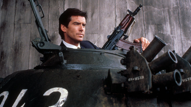 Обои картинки фото кино фильмы, 007,  golden eye, оружие, танк, костюм, джеймс, бонд