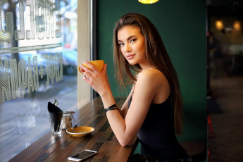 Картинка девушки -+брюнетки +шатенки кафе девушка телефон кофе