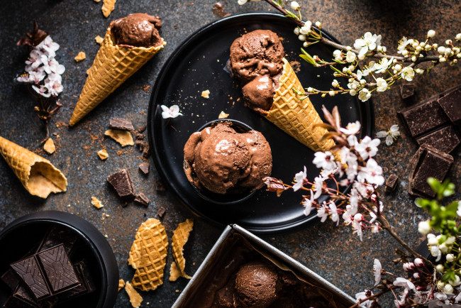 Обои картинки фото еда, мороженое,  десерты, шоколадное, вафельный, рожок, шоколад