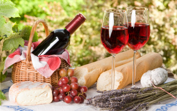 Картинка еда бутылка вина бокалы багет виноград корзинка