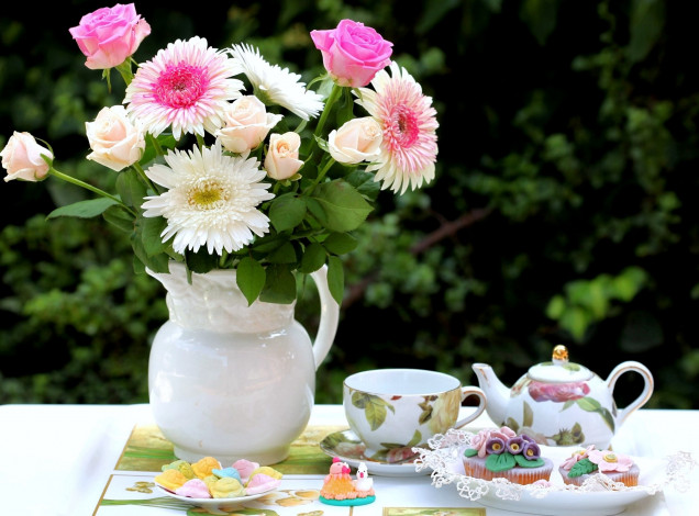 Обои картинки фото цветы, букеты, композиции, чашка, чайник, розы, герберы, кувшин