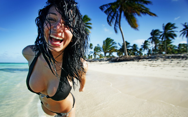 Обои картинки фото -Unsort Брюнетки Шатенки, брюнетка, девушки, unsort, брюнетки, шатенки, пальмы, пляж