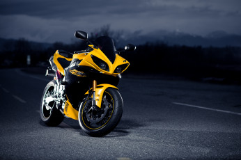 обоя мотоциклы, yamaha, black, r1, road, superbike, yellow, супербайк, Ямаха, night, дорога, желтый, черный, ночь